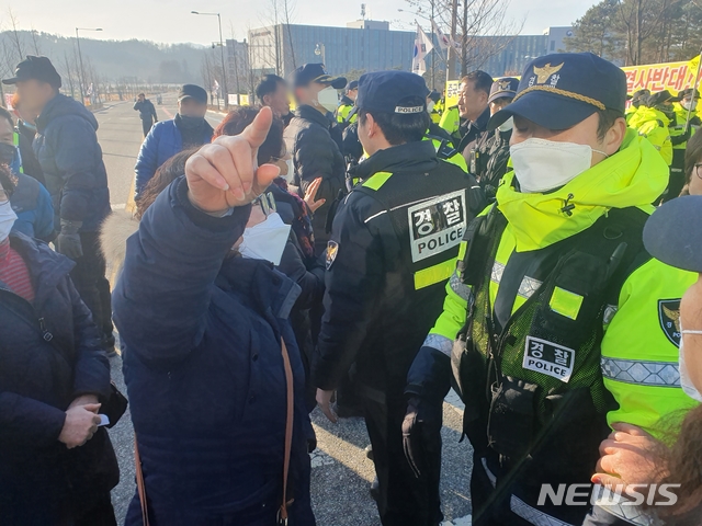 [진천=뉴시스] 조성현 기자 = 우한 교민의 진천 국가공무원인재개발원 격리 수용에 반발하는 진천 주민들이 30일 경찰 측에 항의를 하고 있다. 2020.01.30. jsh0128@newsis.com