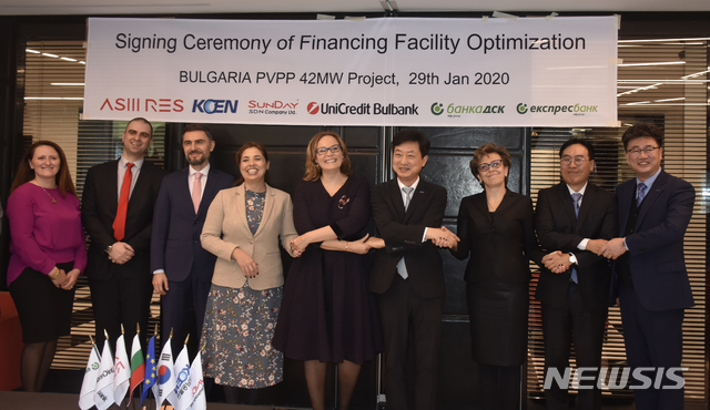 [진주=뉴시스] 한국남동발전은 국내 태양광전문기업인 SDN과 공동투자로 추진하고 있는 불가리아 42㎿ 태양광사업의 파이낸싱 조건개선 계약(리프라이싱·Repricing)을 체결했다. 