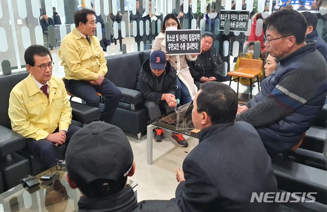  [진천=뉴시스] 조성현 기자 = 30일 충북 진천 혁신도시 한국교육과정평가원에서 이시종(왼쪽) 충북지사가 우한 교민 수용에 반발하는 지역 주민들과 대화하고 있다.2020.01.30.&nbsp; photo@newsis.com 