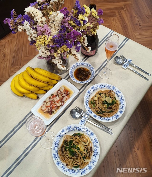 [서울=뉴시스] 차례상에 올린 나물반찬과 문어가 냉장고 파먹기의 일환으로 '나물파스타', '문어세비체'가 됐다. 함께한 술은 저렴한 스파클링 와인, '운드라가 피노누아 로제 브뤼'.