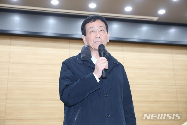 [진천=뉴시스] 조성현 기자= 중국 우한 교민 격리시설로 지정된 충북 진천군 국가공무원인재개발원을 방문한 진영 행정안전부 장관은 30일 지역 주민 간담회가 열리는 한국교육과정평가원 이상설홀에서 진천주민들과 간담회를 갖고 있다 2020.01.30.&nbsp; jsh0128@newsis.com 