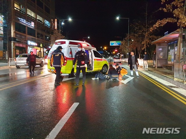 [안동=뉴시스] 119 구급대원들이 피해자에게 응급조치를 하고 있다. (사진=독자 제공) 2020.01.30