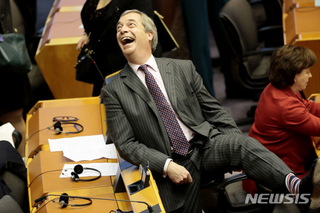 [브뤼셀=AP/뉴시스]영국 극우 정파 영국개혁당(Reform UK)이 집권 중인 노동당과 비교해 득표율이 1%포인트밖에 차이 나지 않는 것으로 나타났다. 사진은 나이절 패라지 영국개혁당 당대표가 2020년 1월29일(현지시각) 벨기에 수도 브뤼셀에서 열린 유럽의회 총회에서 브렉시트(Brexit·영국의 유럽연합 탈퇴) 협정 표결을 앞두고 웃음짓는 모습. 2025.01.15.