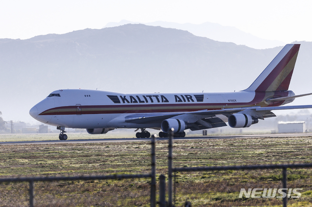 [캘리포니아=AP/뉴시스]신종 코로나바이러스 감염증(코로나19)이 발생한 중국 후베이성 우한시에서 체류하던 미국인 200여 명을 태운 미국 전세기가 29일(현지시간) 캘리포니아주 로스앤젤레스 동쪽 약 97km 떨어진 마치 공군 기지에 착륙하고 있다. 2020.01.30.
