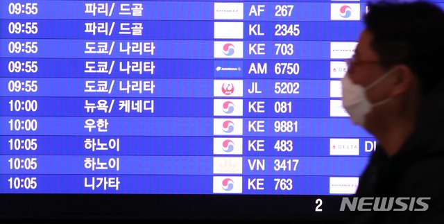 [인천공항=뉴시스] 고범준 기자 = 우한 폐렴(신종 코로나바이러스 감염병)이 전세계적으로 확산되고 있는 가운데 중국 후베이성 우한과 인근 지역 체류 한국인을 국내로 데려오기 위해 출발 예정이던 전세기 운항이 늦어지고 있는 30일 오전 인천국제공항 제2여객터미널 출국장에 출국 현황을 알리는 안내가 표시되고 있다. 2020.01.30. bjko@newsis.com