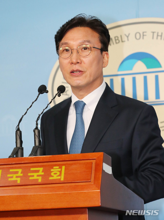 [서울=뉴시스] 장세영 기자 = 4·15 총선 서울 영등포을 출마 선언한 김민석 더불어민주당 전 의원이 30일 서울 여의도 국회 정론관에서 기자회견을 열고 황교안 자유한국당 대표에게 총선 출마를 촉구하는 발언을 하고 있다. 2020.01.30. photothink@newsis.com