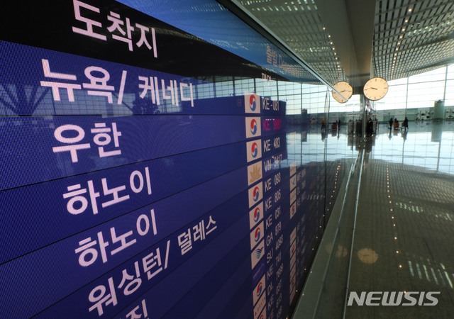 [인천공항=뉴시스] 고범준 기자 = 30일 오전 인천국제공항 제2여객터미널 출국장 모니터에 우한으로 출발하는 항공편 현황에 '결항'이 표시되고 있다. 2020.01.30. bjko@newsis.com