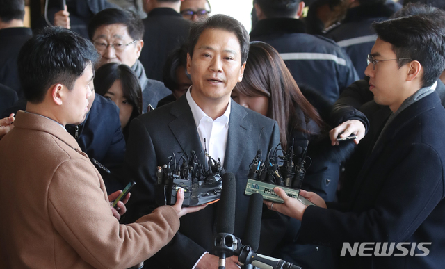 [서울=뉴시스]김선웅 기자 = 임종석 전 대통령비서실장이 지난 1월30일 오전 서울 서초구 서울중앙지검에 청와대의 울산시장 하명수사 및 선거개입 의혹 사건과 관련해 피의자 신분으로 출석하며 취재진의 질문에 답변하고 있다. 2020.01.30. mangusta@newsis.com
