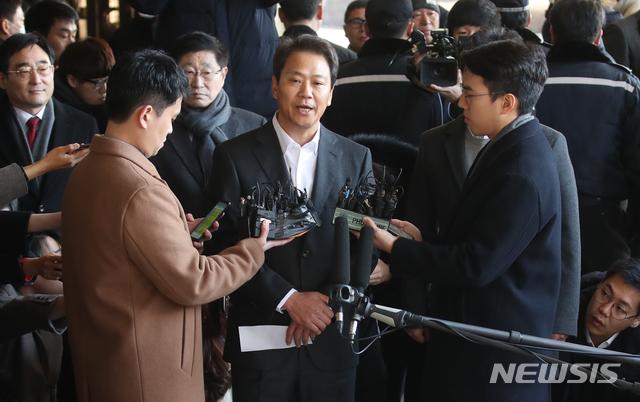 [서울=뉴시스]김선웅 기자 = 임종석 전 대통령비서실장이 30일 오전 서울 서초구 서울중앙지검에 청와대의 울산시장 하명수사 및 선거개입 의혹 사건과 관련해 피의자 신분으로 출석하고 있다. 2020.01.30. mangusta@newsis.com