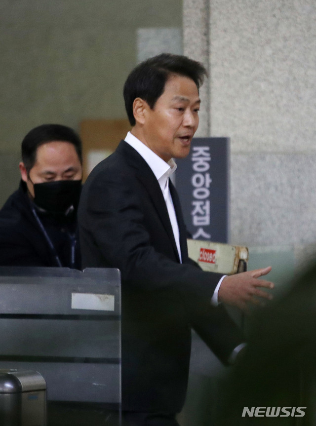 [서울=뉴시스]박미소 기자 = 임종석 전 대통령 비서실장이 30일 오전 서울 서초구 서울중앙지방검찰청으로 청와대의 울산시장 하명수사 및 선거 개입 의혹 사건과 관련해 피의자 신분으로 출석하고 있다.2020.01.30. misocamera@newsis.com