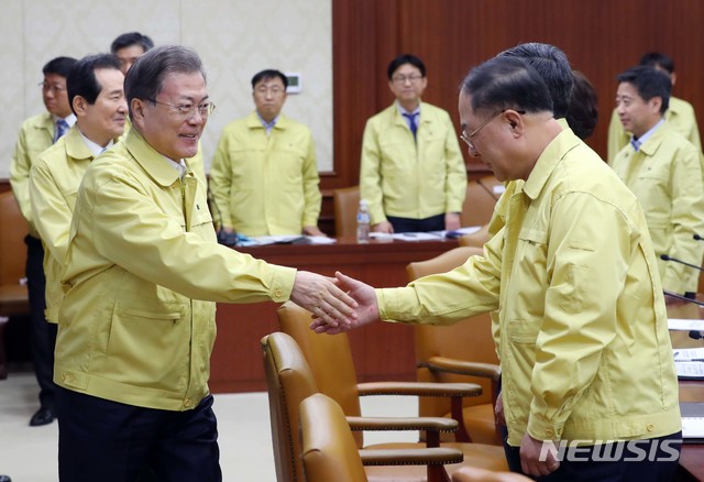 [서울=뉴시스]배훈식 기자 = 문재인 대통령이 30일 서울 종로구 정부서울청사에서 열린 신종 코로나바이러스 감염증 대응 종합 점검회의에 참석하며 홍남기 부총리 겸 기획재정부 장관과 악수하고 있다. 2020.01.30.&nbsp; dahora83@newsis.com 