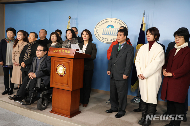 [서울=뉴시스]김명원 기자 = 안철수 전 바른미래당 의원 탈당 지지자들이 30일 오전 서울 여의도 국회 정론관에서 안철수 전 의원 탈당 동참 지지 선언 기자회견을 하고 있다. 2020.01.30. kmx1105@newsis.com