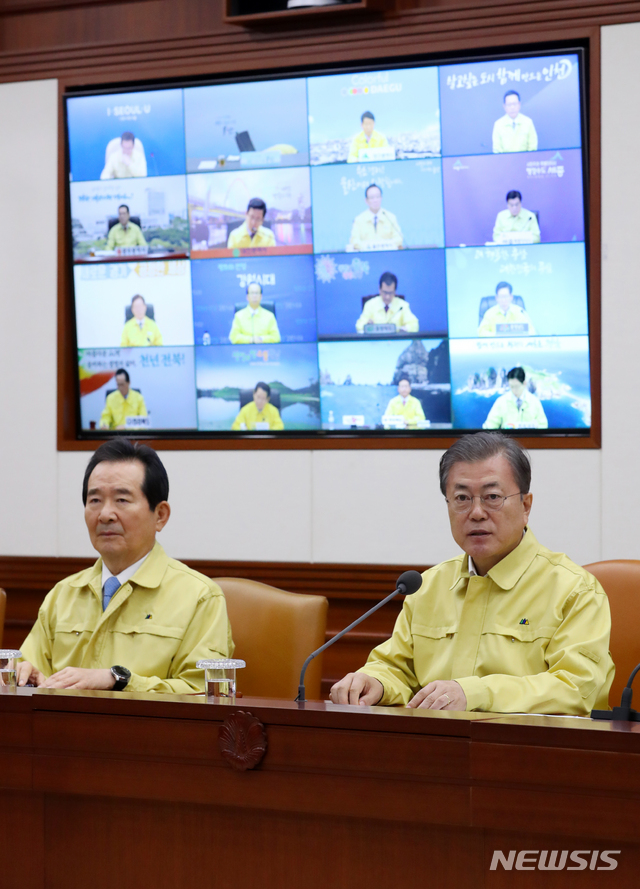 [서울=뉴시스]배훈식 기자 = 문재인 대통령이 지난달 1월30일 서울 종로구 정부서울청사에서 열린 신종 코로나바이러스 감염증 대응 종합 점검회의에 참석해 발언하고 있다. 왼쪽은 정세균 국무총리. 2020.01.30. dahora83@newsis.com