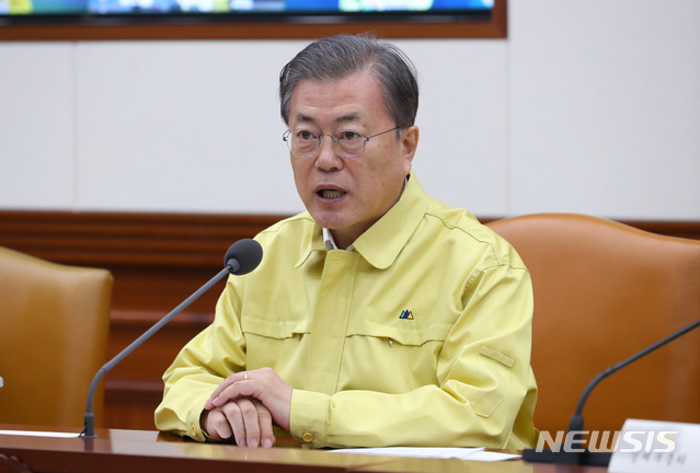 [서울=뉴시스]배훈식 기자 = 문재인 대통령이 30일 서울 종로구 정부서울청사에서 열린 신종 코로나바이러스 감염증 대응 종합 점검회의에 참석해 발언하고 있다. 2020.01.30.&nbsp; dahora83@newsis.com
