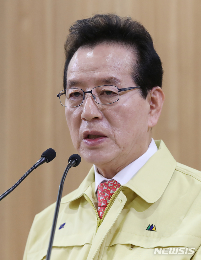 [서울=뉴시스] 조수정 기자 = 정순균 서울 강남구청장이 30일 오전 서울시청에서 '우한 폐렴(신종 코로나바이러스 감염증) 세 번째 확진자 이동경로' 가짜뉴스 수사 의뢰와 관련, 긴급 기자회견을 하고 있다. 강남구는 특정업소 상호가 담긴 가짜뉴스가 온라인 상에서 대량 유포돼 피해를 보고있는 업소로부터 처벌희망서를 받아 가짜뉴스 작성자와 유포자에 대한 수사를 서울 강남경찰서에 의뢰했다. 이 내용에는 사실과 다른 강남구내 8개 업소명이 적혀있다. 2020.01.30.chocrystal@newsis.com