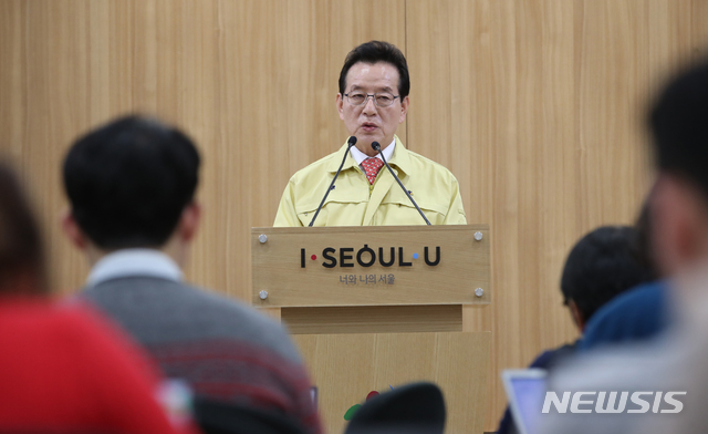 [서울=뉴시스] 조수정 기자 = 정순균 서울 강남구청장이 30일 오전 서울시청에서 '우한 폐렴(신종 코로나바이러스 감염증) 세 번째 확진자 이동경로' 가짜뉴스 수사 의뢰와 관련, 긴급 기자회견을 하고 있다. 강남구는 특정업소 상호가 담긴 가짜뉴스가 온라인 상에서 대량 유포돼 피해를 보고있는 업소로부터 처벌희망서를 받아 가짜뉴스 작성자와 유포자에 대한 수사를 서울 강남경찰서에 의뢰했다. 이 내용에는 사실과 다른 강남구내 8개 업소명이 적혀있다. 2020.01.30.chocrystal@newsis.com