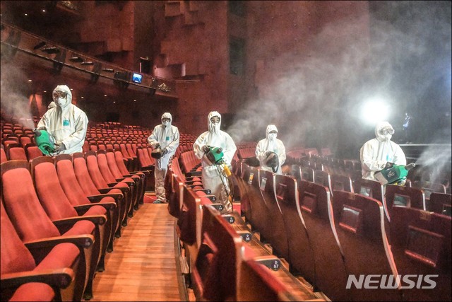 [서울=뉴시스]우한 폐렴(신종 코로나 바이러스 감염증)이 확산과 관련해 30일 서울 종로구 세종문화회관에서 방역 관계자들이 공연장 방역 작업을 하고 있다. (사진=세종문화회관 제공) 2020.01.30. photo@newsis.com