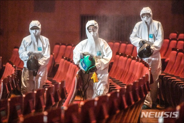 [서울=뉴시스]우한 폐렴(신종 코로나 바이러스 감염증)이 확산과 관련해 30일 서울 종로구 세종문화회관에서 방역 관계자들이 공연장 방역 작업을 하고 있다. (사진=세종문화회관 제공) 2020.01.30. photo@newsis.com