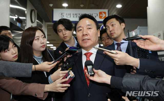 [서울=뉴시스]박미소 기자 = '강원랜드 채용비리' 의혹으로 재판에 넘겨진 염동열 자유한국당 의원이 30일 오전 서울 서초구 서울중앙지방법원에서 열린 1심에서 징역 1년을 선고 받은 후 법정을 나서며 취재진의 질문에 답하고 있다. 2020.01.30.&nbsp; misocamera@newsis.com