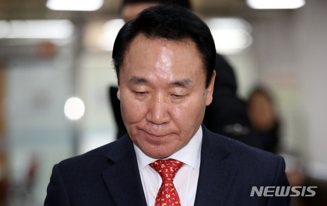 [서울=뉴시스]박미소 기자 = '강원랜드 채용비리' 의혹으로 재판에 넘겨진 염동열 자유한국당 의원이 30일 오전 서울 서초구 서울중앙지방법원에서 열린 1심에서 징역 1년을 선고 받은 후 법정을 나서고 있다. 2020.01.30. misocamera@newsis.com