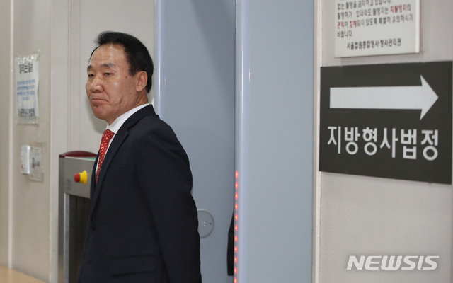 [서울=뉴시스]박미소 기자 = '강원랜드 채용비리' 의혹으로 재판에 넘겨진 염동열 자유한국당 의원이 30일 오전 서울 서초구 서울중앙지방법원에서 열린 1심에서 징역 1년을 선고 받은 후 법정을 나서고 있다. 2020.01.30.&nbsp; misocamera@newsis.com