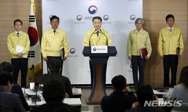 [서울=뉴시스] 최동준 기자 = 박능후 보건복지부 장관(중앙사고수습본부장)이 30일 서울 세종로 정부서울청사에서 우한 폐렴(신종 코로나바이러스 감염증) 대책 관련 브리핑을 하고 있다. 김용범(왼쪽부터) 기획재정부 1차관, 박양우 문화체육관광부 장관, 박능후 장관, 강경화 외교부 장관, 진영 행정안전부 장관. 2020.01.30.&nbsp; photocdj@newsis.com