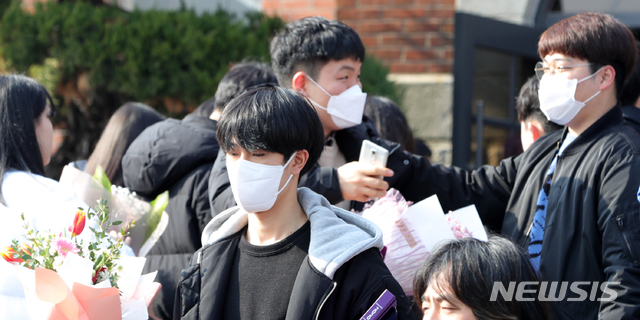 [전주=뉴시스] 김얼 기자= 전북 전주시 전주신흥고등학교 졸업식이 열린 30일 전주신흥고등학교 강당 입구 풍경. 대부분 마스크를 쓰고 있다. 2020.01.30.pmkeul@newsis.com