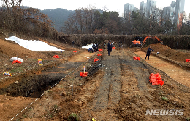 [광주=뉴시스] 신대희 기자 = 5·18기념재단의 의뢰를 받은 대한문화재연구원은 30일 광주 북구 문흥동 옛 광주교도소 북쪽 무연고 수형자 공동묘지 옆 2888㎡ 부지(경비교도대 뒤편)에서 암매장 유해 발굴 작업을 하고 있다. 이날 오후 2시 현재 발굴 장소 7곳 중 4곳의 지표면을 걷어냈으나 암매장 관련 흔적이 나오지 않은 것으로 전해졌다. (사진 = 독자 제공) 2020.01.30. photo@newsis.com