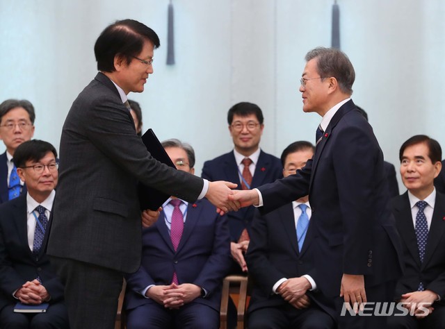 [서울=뉴시스]배훈식 기자 = 문재인 대통령이 30일 청와대 본관에서 열린 국민경제자문회의 부의장 등 위촉장 수여식에 참석해 이제민 부의장에게 위촉장을 수여한 뒤 악수하고 있다. 2020.01.30. dahora83@newsis.com