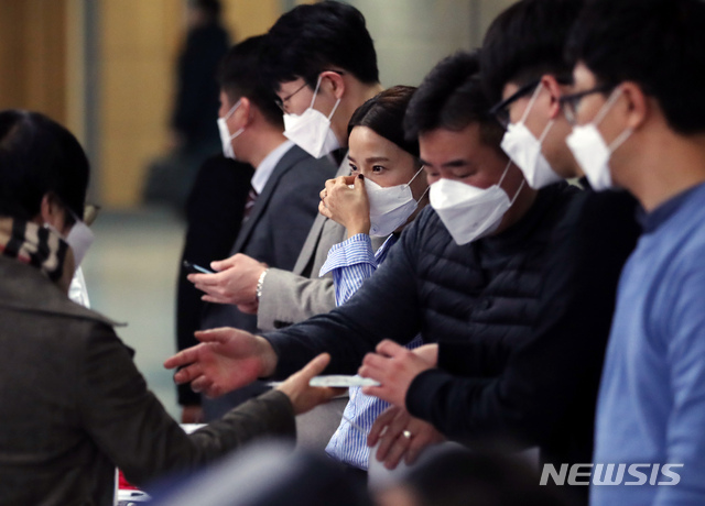 [서울=뉴시스] 고승민 기자 = 자유한국당 관계자들이 30일 서울 여의도 국회 의원회관에서 열린 당 광역-기초의원 워크숍에서 참석자들에게 마스크를 나눠주고 있다. 2020.01.30.kkssmm99@newsis.com