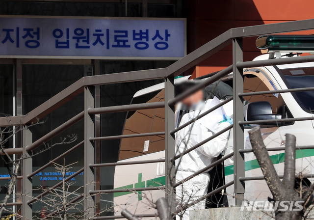 [성남=뉴시스]이윤청 기자 = 30일 오후 경기 성남시 분당서울대병원 내 국가지정 입원치료병상으로 우한 폐렴(신종 코로나 바이러스 감염증) 의심 환자가 이송되고 있다. 2020.01.30.&nbsp; radiohead@newsis.com