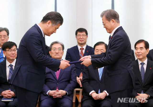 [서울=뉴시스]배훈식 기자 = 문재인 대통령이 30일 청와대 본관에서 열린 국민경제자문회의 부의장 등 위촉장 수여식에 참석해 조대엽 정책기획위원회 위원장에게 위촉장을 수여하고 있다. 2020.01.30. dahora83@newsis.com