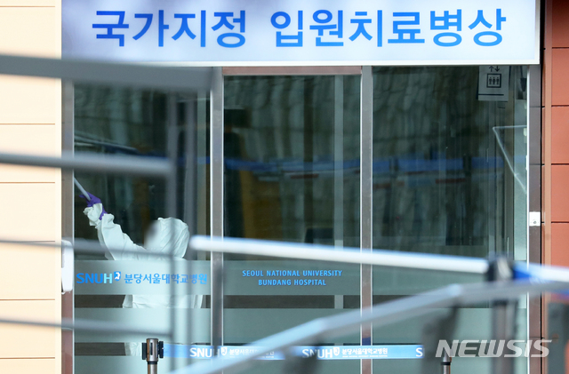 [성남=뉴시스]이윤청 기자 = 30일 오후 경기 성남시 분당서울대병원 내 국가지정 입원치료병상으로 우한 폐렴(신종 코로나 바이러스 감염증) 의심 환자가 이송된 후 병원 관계자가 방역 작업을 하고 있다. 2020.01.30.&nbsp; radiohead@newsis.com