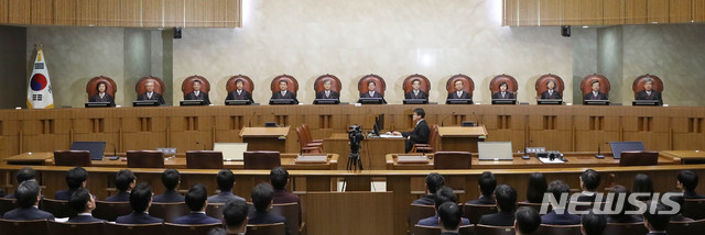 [서울=뉴시스]김선웅 기자 = 김명수 대법원장이 지난달 30일 오후 서울 서초구 대법원에서 '문화계 블랙리스트' 사건 김기춘 전 대통령비서실장 외 6명에 대한 항소심 선고를 내리고 있다. 2020.01.30. mangusta@newsis.com