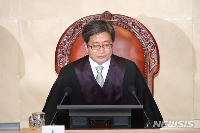 [서울=뉴시스]김선웅 기자 = 김명수 대법원장이 30일 오후 서울 서초구 대법원에서 '문화계 블랙리스트' 사건 김기춘 전 대통령비서실장 외 6명에 대한 항소심 선고 공판을 하기 위해 착석하고 있다. 2020.01.30.&nbsp; mangusta@newsis.com