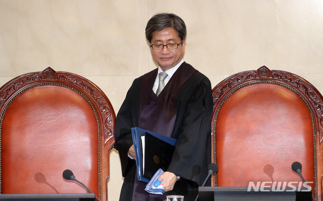 [서울=뉴시스]김선웅 기자 = 김명수 대법원장이 30일 오후 서울 서초구 대법원에서 '문화계 블랙리스트' 사건 김기춘 전 대통령비서실장 외 6명에 대한 상고심 선고 공판을 하기 위해 착석하고 있다. 2020.01.30. mangusta@newsis.com