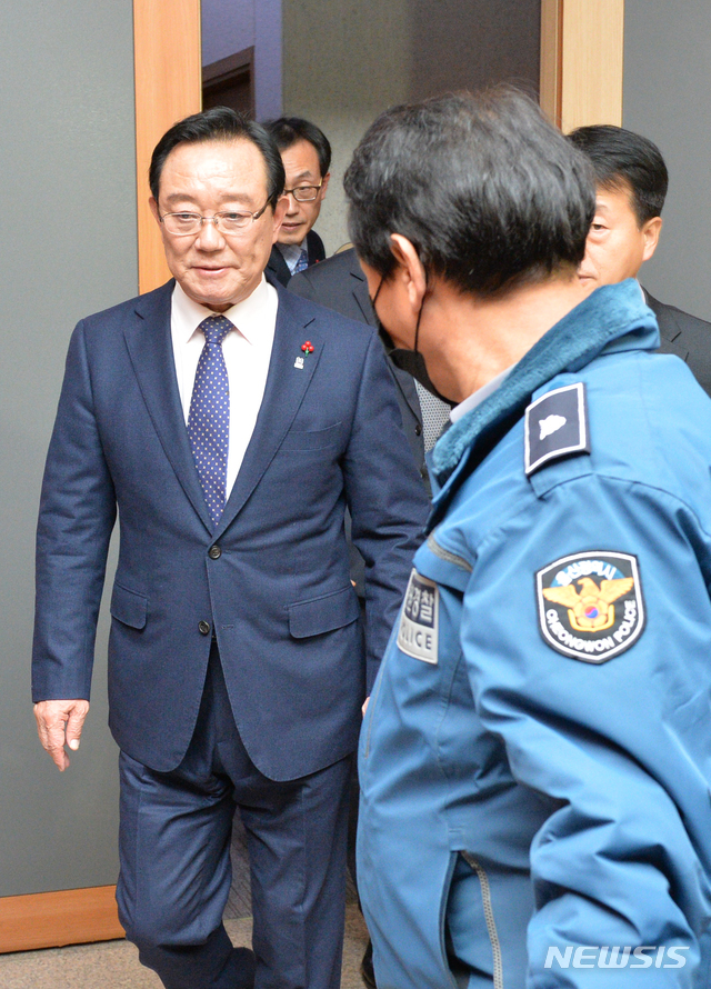 [울산=뉴시스] 배병수 기자 = 송철호 울산시장은 30일 오후 울산시청 프레스센터에서 기자회견을 열고 검찰 불구속 기소에 대한 입장발표가 끝난 뒤 기자회견장을 나서고 있다. 2020.01.30. bbs@newsis.com