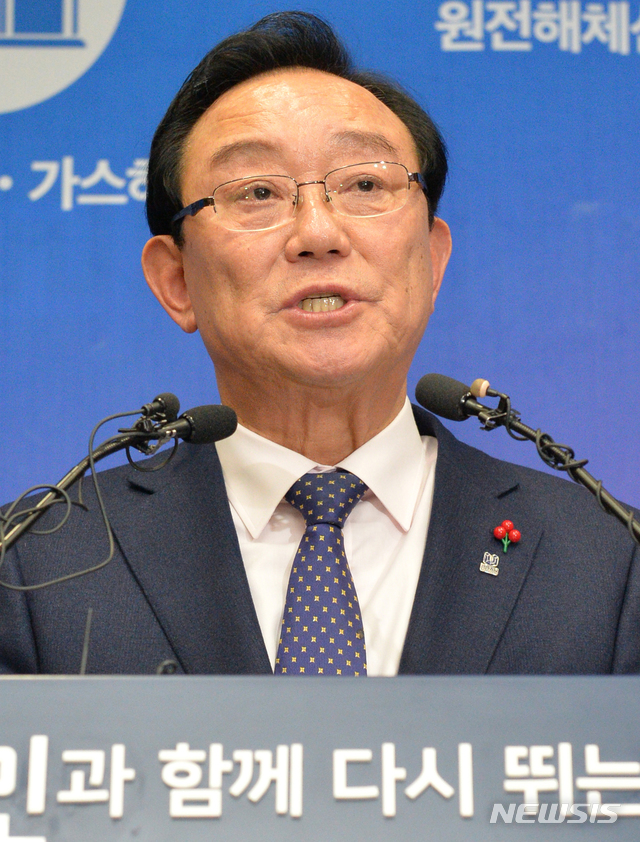 [울산=뉴시스] 배병수 기자 = 송철호 울산시장은 30일 오후 울산시청 프레스센터에서 기자회견을 열고 검찰 불구속 기소에 대한 입장발표를 하고 있다. 2020.01.30. bbs@newsis.com