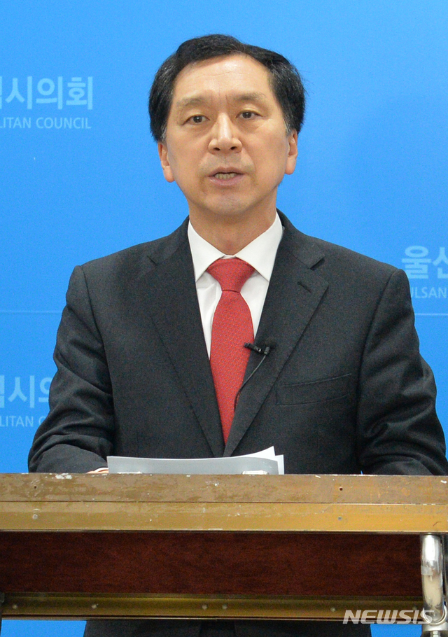 [울산=뉴시스] 배병수 기자 = 김기현 전 울산시장은 30일 오후 울산시의회 프레스센터에서 기자회견을 열고 송철호 울산시장, 황운하 전 울산지방경찰청장 등의 권력형 부정선거, 하명수사사건 기소에 따른 입장을 발표하고 있다. 2020.01.30. bbs@newsis.com