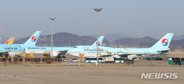 [인천공항=뉴시스]고범준 기자 = 중국 우한 거주 한국 교민 수송을 위한 전세기 운항 일정이 지연된 가운데 지난달 30일 오후 인천국제공항 대한항공 계류장에서 관계자들이 우한행 전세기 KE9883-HL7461편을 청소하고 있다. 2020.01.30.   photo@newsis.com