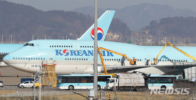 [인천공항=뉴시스]고범준 기자 = 중국 우한 거주 한국 교민 수송을 위한 전세기 운항 일정이 지연된 가운데 30일 오후 인천국제공항 대한항공 계류장에서 관계자들이 우한행 전세기 KE9883-HL7461편을 청소하고 있다. 2020.01.30.  photo@newsis.com