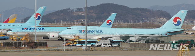 [인천공항=뉴시스]고범준 기자 = 중국 우한 거주 한국 교민 수송을 위한 전세기 운항 일정이 지연된 가운데 30일 오후 인천국제공항 대한항공 계류장에서 관계자들이 우한행 전세기 KE9883-HL7461편을 청소하고 있다. 2020.01.30.  photo@newsis.com