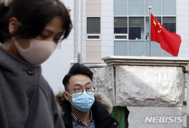 [서울=뉴시스] 최동준 기자 = 외국인들이 지난 30일 서울 중구 중국대사관 앞에서 우한 폐렴(신종 코로나바이러스 감염증) 감염을 피하기 위해 마스크를 쓰고 길을 걷고 있다. 2020.01.30. photocdj@newsis.com