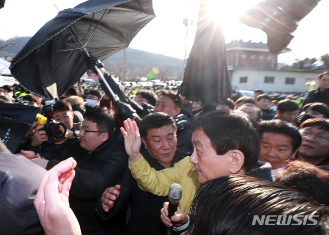 [아산=뉴시스] 이영환 기자 = 진영 행정안전부 장관이 지난 30일 오후 중국 우한에서 귀국하는 교민의 임시 거주시설인 충남 아산시 경찰인재개발원 인근에서 주민들에게 항의받고 있다. 2020.01.30. 20hwan@newsis.com