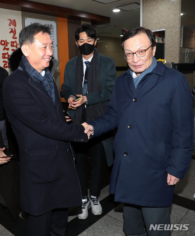 [서울=뉴시스] 장세영 기자 = 이해찬(오른쪽) 더불어민주당 대표가 30일 오후 서울 여의도 한식당 앞에서 이광재 전 강원도지사를 만나 만찬을 앞두고 악수를 나누고 있다. 2020.01.30. photo@newsis.com