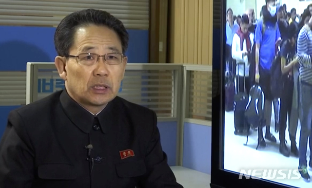 [평양=AP/뉴시스]김동건 북한 보건성 국장이 30일 평양 보건부에서 신종 코로나바이러스 감염증(우한 폐렴)의 확산을 막기 위한 북한의 대처에 관해 말하고 있다. 김동건 국장은 "신종 코로나바이러스가 유입하지 못하도록 예방조치를 취하고 있다"면서 "31일부터 중국을 오가는 모든 항공기와 열차 운항을 중단하는 등 예방에 총력을 기울이고 있다"고 밝혔다. 앞서 북한 접경지인 옌볜 조선족 자치주 툰먼에서 확진자 1명이 처음으로 발생해 바이러스가 북한으로 빠르게 번질 위험이 있다. 2020.01.31.