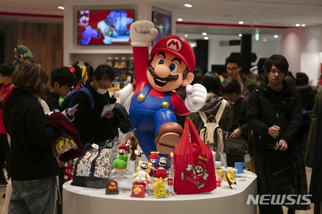 [도쿄=AP/뉴시스]지난해 1월 도쿄에 있는 한 닌텐도 매장에 전시되어 있는 슈퍼 마리오 피규어 모습. 