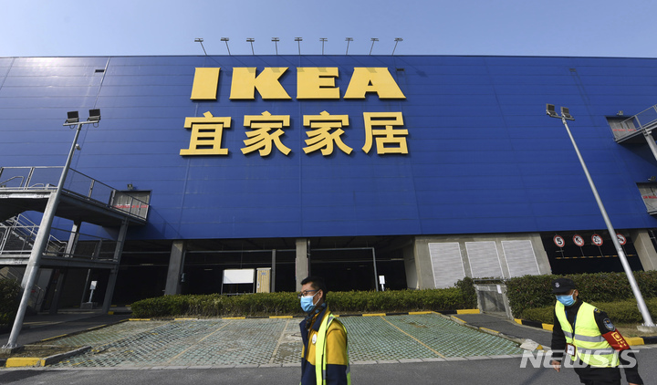 [항저우=AP/뉴시스] 지난 2020년 1월 30일 중국 저장성 항저우의 이케아 매장 앞에서 행인들이 걸어다니고 있다. 2022.06.14