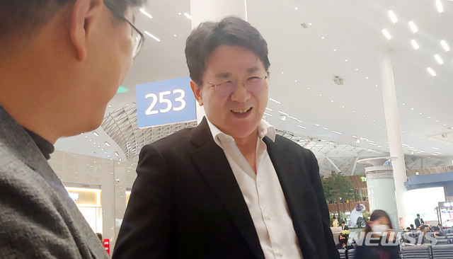 [인천공항=뉴시스]홍찬선 기자 = 조원태 한진그룹 회장이 30일 오후 인천국제공항 제2여객터미널에서 신종 코로나바이러스 감염증(우한 폐렴) 발원지인 중국 후베이성 우한의 한국 교민들을 태우고 돌아올 전세기에 탑승하기 앞서 취재진 질문에 답하고 있다. 2020.01.30. mania@newsis.com