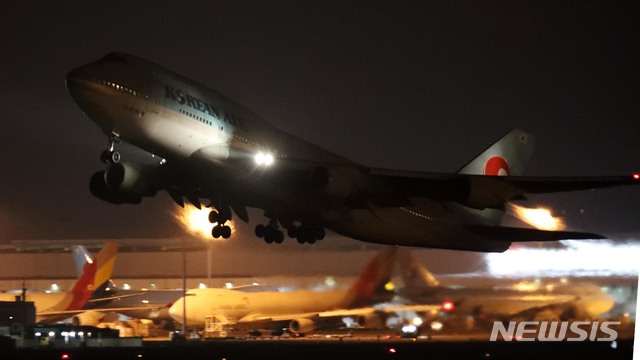 [인천공항=뉴시스] 고범준 기자 = 중국 우한에 거주 중인 한국 교민을 철수시키기 위한 전세기가 지난달 30일 오후 인천국제공항 제2터미널에서 출발하고 있다. 2020.02.10. bjko@newsis.com